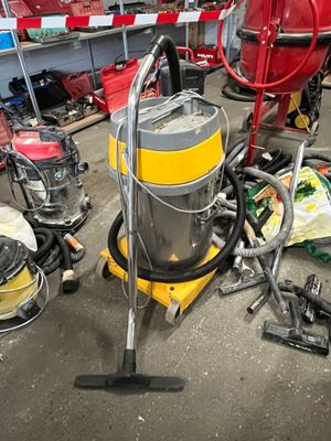 une photo d'une pièce avec un aspirateur et d'autres équipements de nettoyage