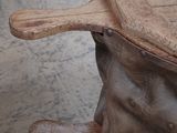 un sac muni d'une poignée en bois posé par terre