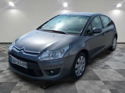 voiture Citrole grise garée dans un garage au sol en damier