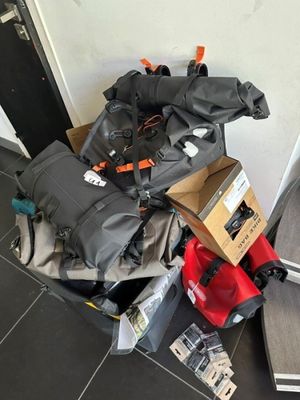 une pile de bagages posée par terre près d'une porte