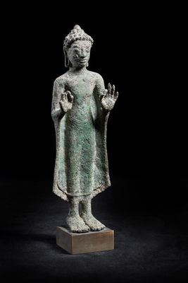 une image représentant une statue d'une personne debout sur un piédestal
