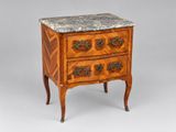 une ancienne commode en bois avec dessus en marbre