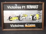 tableau représentant une voiture de course, encadré, sur fond noir