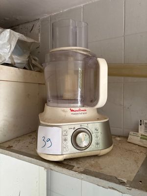 un mixeur posé sur le comptoir d'une cuisine