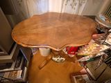 une table avec un plateau en bois dans un salon