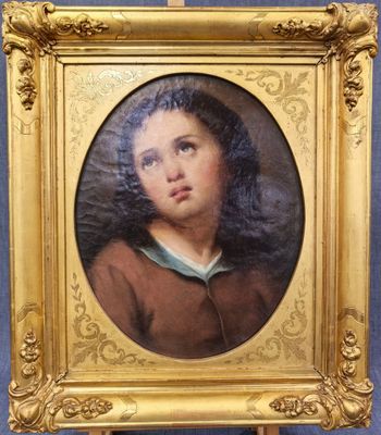 portrait d'un jeune garçon vêtu d'un manteau marron, encadré d'un cadre doré