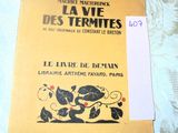 un livre jaune orné d'un motif noir