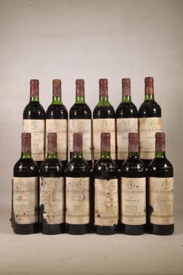 un groupe de bouteilles de vin posées sur une table