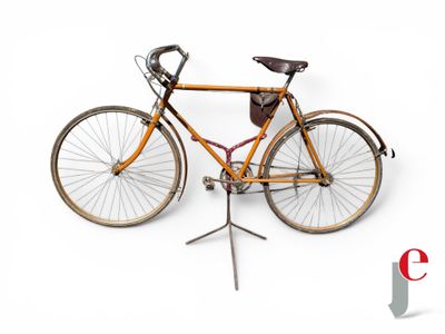 un vélo posé sur une béquille, sur fond blanc