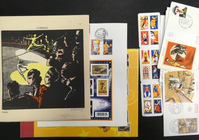 beaucoup de timbres et de cartes postales posés sur une table