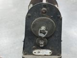 an old machine that is sitting on the floor