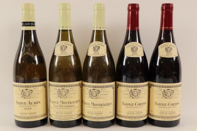 six bouteilles de vin sont alignées sur une table
