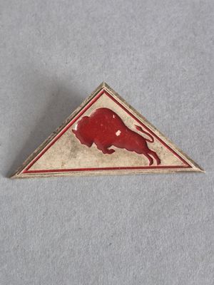un gros plan d'un triangle rouge et blanc sur lequel figure un taureau