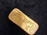 une barre d'or sur fond noir