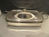 une cocotte en argent avec un couvercle posée sur une table