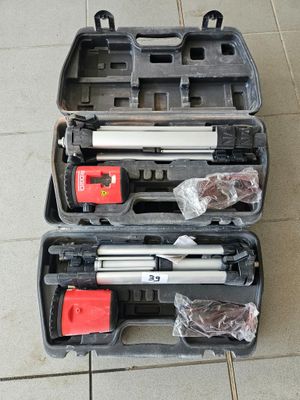 deux outils dans un coffret posé par terre