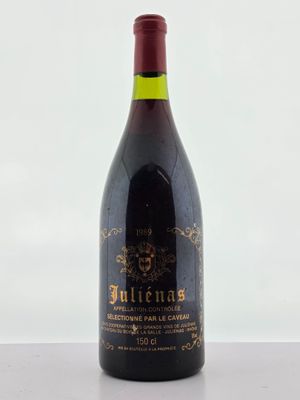 une bouteille de vin posée sur une table