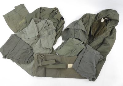 Ensemble comprenant une parka, une veste, un pantalon, une c…