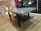 une table avec un plateau en verre dans un magasin