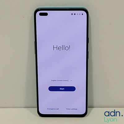 l'arrière d'un téléphone avec le bouton « Hello » affiché à l'écran