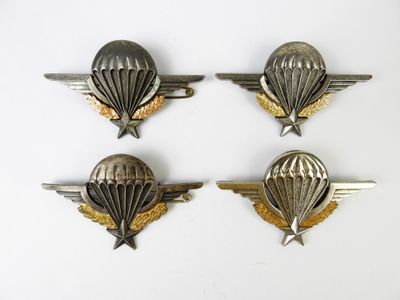 trois insignes en argent et en or, ornés d'ailes et d'un parachute