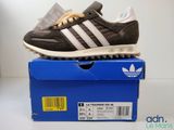 une paire de chaussures qui se trouve sur le dessus d'une boîte