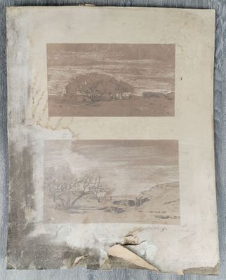 une vieille photo montrant quelques images accrochées à un mur en bois