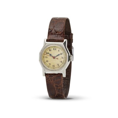 gros plan d'une montre sur fond blanc avec un bracelet marron