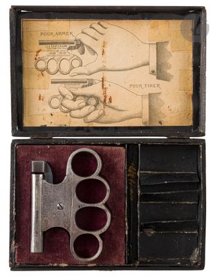une boîte avec une paire de ciseaux et une paire de ciseaux à l'intérieur