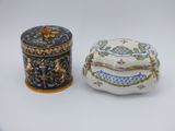 paire de boîtes en porcelaine ornées de motifs floraux sur fond blanc
