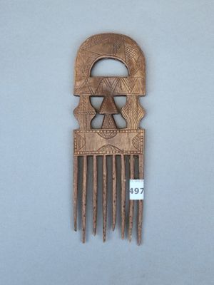 un peigne en bois orné d'une étoile de David