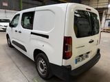 une camionnette blanche garée dans un parking