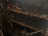 une photo d'un établi encombré d'objets