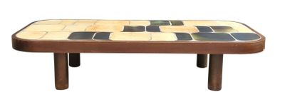 une petite table avec un plateau en carrelage sur fond blanc