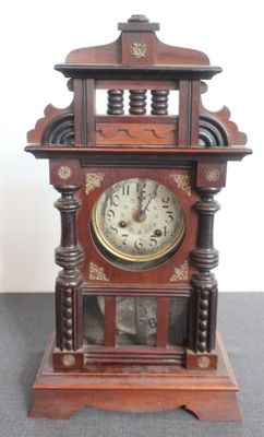 une horloge en bois posée sur une table