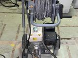 a pressurer that is sitting on the floor in a garage