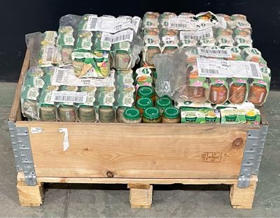 une caisse remplie de nourriture posée sur une palette