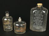 trois bouteilles en verre posées les unes à côté des autres sur une table