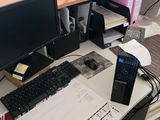 un bureau sur lequel se trouvent un ordinateur, un clavier, une souris et d'autres objets