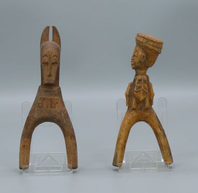 une paire de figurines en bois représentant un homme et une femme