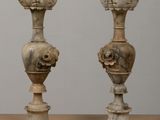 deux vases posés sur une table