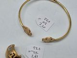 un gros plan sur un bracelet en or orné d'un oiseau