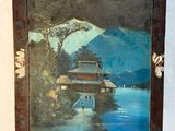 une vieille photo représentant une peinture d'une pagode au milieu d'un plan d'eau
