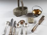 de nombreux types d'argenterie différents et de l'argenterie sur la table