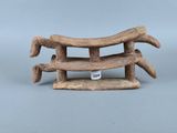 une image représentant une sculpture en bois représentant un cheval au long cou