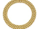 un bracelet en or jaune présentant un motif torsadé sur fond blanc