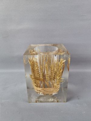 un vase en verre contenant un bouquet de blé