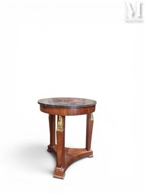 une table en bois avec un plateau en marbre sur fond blanc