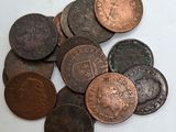 gros plan d'une pile de pièces de monnaie sur une surface blanche
