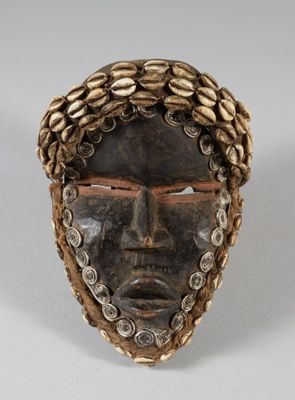 un gros plan sur une sculpture représentant le visage d'un homme sur une surface blanche